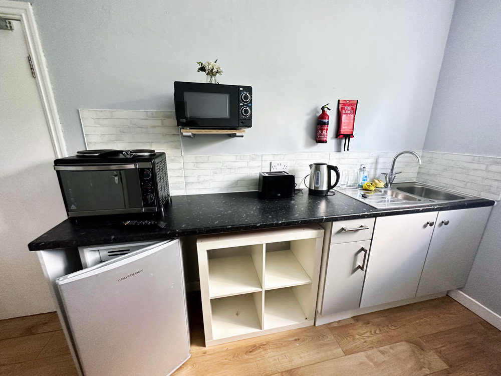Kitchenette with microwave and fridge